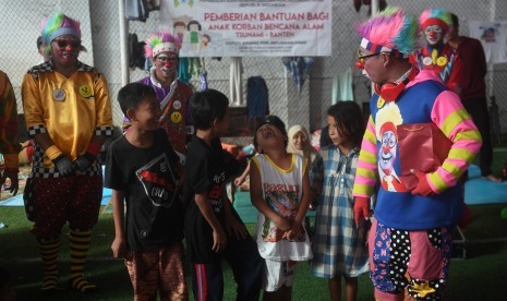 Badut dari Aku Badut Indonesia menghibur anak korban bencana tsunami di pengungsian Labuan, Pandeglang, Banten, Kamis (27/12/2018).