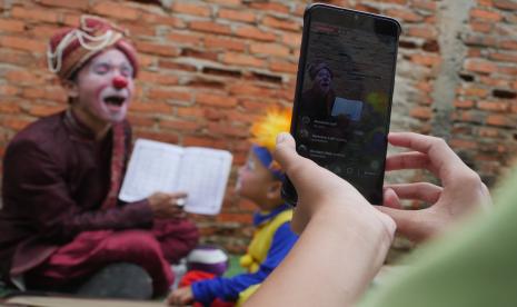 Badut Syariah tengah mengajar ngaji secara daring di tengah masa pandemi corona.