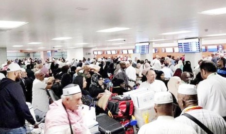 Bagasi jamaah haji menumpuk di Bandara Jeddah.