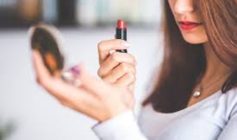 Aneka pilihan lipstik hingga lip tint tersedia di pasar namun pastikan yang berlabel halal yang menjadi pilihan/ilustrasi.