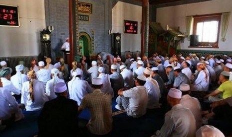 Bagian dalam Masjid Agung Tongxin