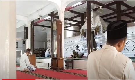 Bagian dalam ruang sholat Masjid Sunan Gunung Jati.