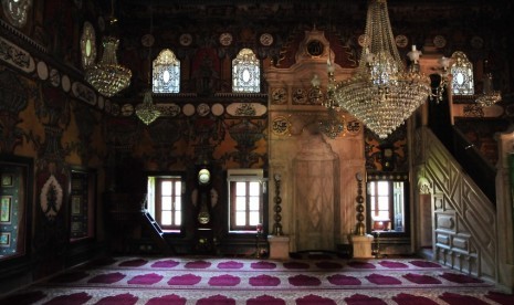 Bagian dalam ruangan Masjid Sarena Djamiza