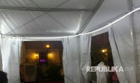 Bagian dalam tenda baru jamaah haji 2017 di Arafah yang dilengkapi dengan karpet baru, lampu LED, kipas dan pendingin udara. 