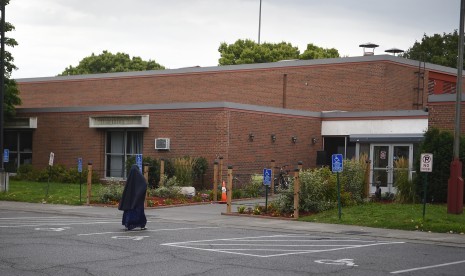 Pengebom Masjid Bloomington Divonis 53 Tahun Penjara. Bagian depan gedung Dar Al Farooq Center Islamic Center, yang menjadi lokasi ledakan pada Sabtu (5/8) pukul 05:05 waktu setempat atau ketika shalat shubuh. FPI menyatakan ledakan disebabkan alat peledak rakitan atau buatan. 