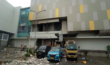 Bagian gedung mal Margo City Depok terlihat runtuh.