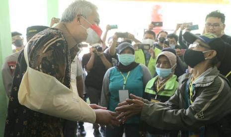 Bagian punggung telapak tangan sebelah kanan Gubernur Jawa Tengah, Ganjar Pranowo masih terlihat bengkak saat menyambangi warga Desa Wadas, Kecamatan Bener, Kabupaten Purworejo, Jawa Tengah, Rabu (9/2). Kendati begitu, gubernur memastikan kondisi cedera tangannya akibat insiden kecelakaan bersepada kian membaik.