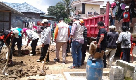 Baguna PDI Perjuangan menyiapkan 1000 bungkus dan didistribusikan di rumah-rumah warga dimana rumahnya mengalami kerusakan berat.