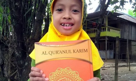 Bahagia Arida saat Terima Paket Syiar Alquran