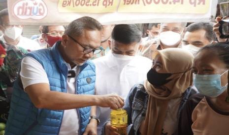 Mendag Zulkifli Hasan mengunjungi Pasar Dukuh Kupang, Surabaya, Jawa Timur, pada Ahad (14/8/2022). Dalam kunjungan itu Mendag mendapati harga bahan pokok rata-rata pada pekan ini masih stabil 