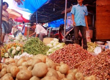 Penurunan harga bahan makanan mendorong terjadinya deflasi di bulan April.