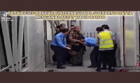 Habib Bahar bin Smith turun dari pesawat mendapat kawalan petugas Avsec Bandara Soekarno-Hatta, Kota Tangerang.