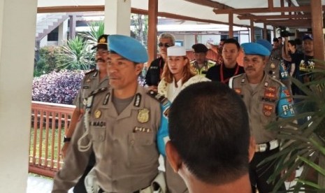 Bahar bin Smith sesaat sebelum memasuki ruang sidang di PN Bandung, Kamis (28/2) 