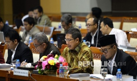  Menteri Agama Lukman Hakim Syaifuddin memberikan paparan saar rpat kerja bersama Komisi VIII DPR di Komplek Parlemen Senayan, Jakarta, Rabu (17/2).