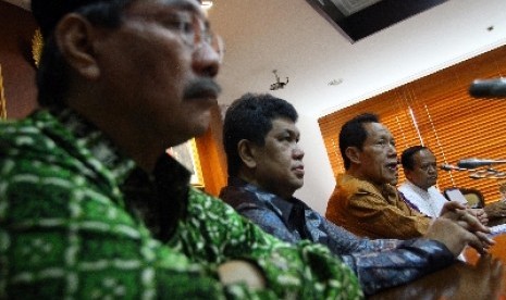 Ketua Umum Partai Keadilan dan Persatuan Indonesia (PKPI) Sutiyoso (dua kanan)