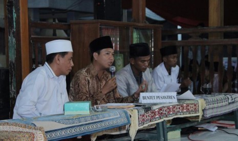 Bahtsul Masail di Buntet Pesantren, Cirebon, Jawa Barat, Kamis (13/4) malam.