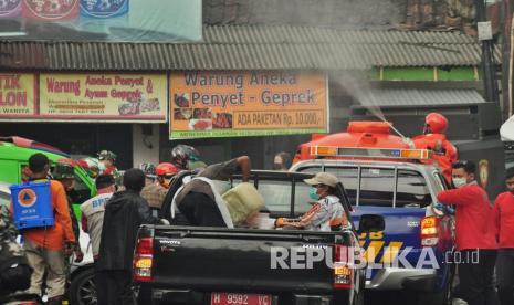 Bahu- membahu Disinfeksi Fasum Mengantisipasi penyebaran pandemi Covid-19, jajaran Forum Komunikasi Pimpinan Daerah (Forkopimda) Kabupaten Semarang, Jawa Tengah,  melaksanakan aksi disinfeksi serentak di daerahnya, Selasa (31/3) pagi. Berbagai fasilitas umum, seperti pasar tradisional, pemukiman padat warga, rumah sakit hingga kantor layanan publik, menjadi sasaran aksi disinfeksi yang dibagi dalam empat zona ini. Berbagai elemen, seperti Polri, TNI, BPBD, Satpol PP dan Pemadam Kebakaran, serta relawan penanganan bencana terlibat aktif dalam aksi ini. Mereka bahu membahu untuk melindungi warga dari ancaman penyebaran pandemi virus ini.