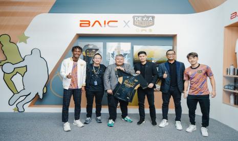 BAIC Indonesia menjadi sponsor Dewa United, salah satu klub olahraga di Indonesia yang memiliki 3 (tiga) divisi cabang olahraga yaitu sepakbola, bola basket, dan eSports. Tampak dalam gambar manajemen BAIC Indonesia dan pemain Dewa United di GIIAS 2024 di ICE BSD Tangerang.