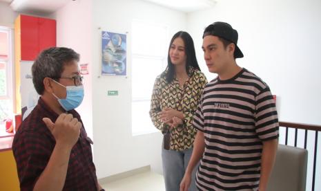 Baim Wong dan Paula Verhoeven saat menemani Kiano Sunat.