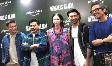 Para pemain film Berbalas Kejam. Di film tersebut, Laura Basuki (tengah) berperan sebagai seorang psikolog beradu akting dengan Reza Rahadian (kedua dari kanan).