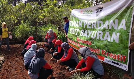 Baitul Maal Hidayatullah (BMH) dan Komunitas Gunungpati Kreatif (KGK) berkolaborasi mengajak warga di Semarang menanam bibit sayuran.