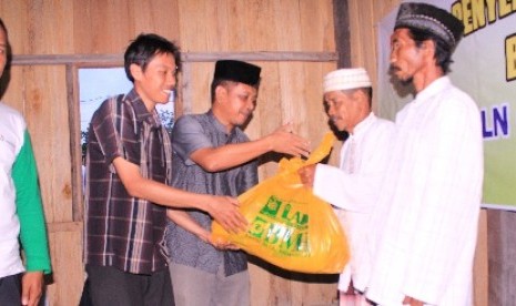 Baitul Maal Hidayatullah (BMH) dan LAZIS PT PLN (Persero) Kaltim serahkan 200 paket Santunan untuk Miskin (Senyum) dan Buka Bersama Ditunggu (BeDuG).