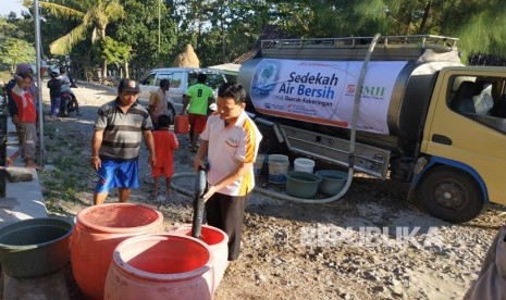 Baitul Maal Hidayatullah (BMH) Jatim mendistribusikan air bersih untuk daerah kekeringan di Ngawi.