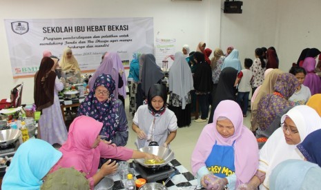  Baitul Maal Hidayatullah (BMH) menggulirkan program pemberdayaan ekonomi bernama Sekolah Ibu Hebat di Kota Bekasi, Rabu (27/12).