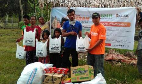 Baitul Maal Hidayatullah (BMH) menyalurkan bantuan paket sembako dan daging kurban untuk mualaf Suku Togutil di Kampung Kusu, Woda dan Kosa, bagian Selatan Halmahera, Maluku Utara, akhir pekan lalu.