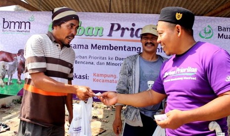 Baitulmal Muamalat (BMM) membagikan kurban kepada masyarakat di daerah terluar