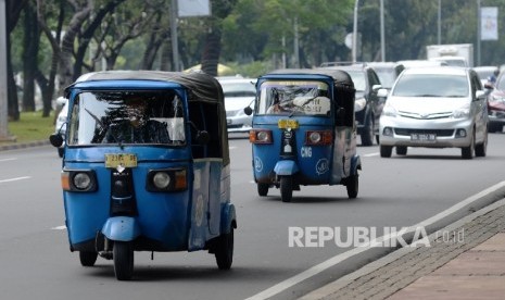 Pemerintah Kota Bekasi, Jawa Barat meluncurkan angkutan lingkungan roda tiga alias bajaj sebagai moda transportasi umum di lingkungan perumahan.