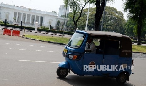 Bajaj melintas di Jalan Medan Merdeka Utara tepatnya di depan Istana Merdeka, Jakarta Pusat, Kamis (21/7).  (Republika/ Yasin Habibi)