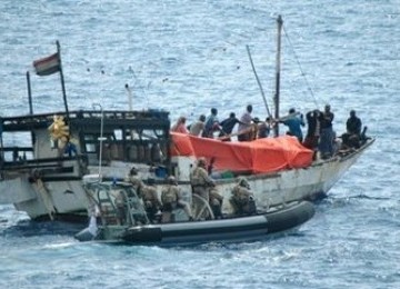 Bajak laut Somalia ketika beraksi mencegat mangsa.