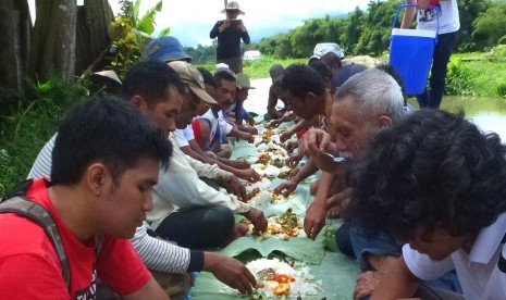 Bajamba sehabis gotong royong di Nagari Kapau, Kabupaten Agam, Sumatra Barat.