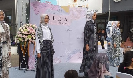 Baju-baju muslim karya Itang Yunasz