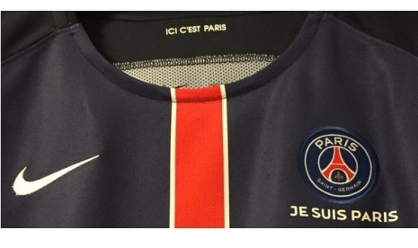 Baju PSG dengan tulisan Je Suis Paris