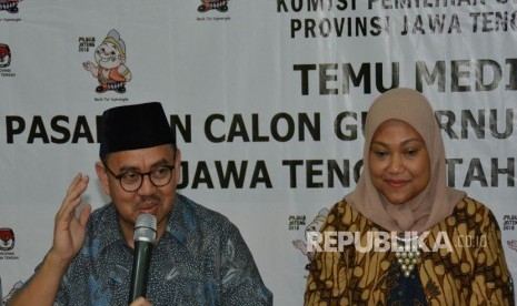 Bakal cagub-cawagub Jawa Tengah Sudirman Said (kiri) dan Ida Fauziah (kanan) menjawab pertanyaan wartawan saat konferensi pers usai mendaftar sebagai cagub-cawagub di Kantor KPU Jateng, di Semarang, Jawa Tengah, Rabu (10/1). 