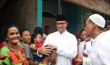 Bakal cagub DKI Jakarta Anies Baswedan (tengah) 