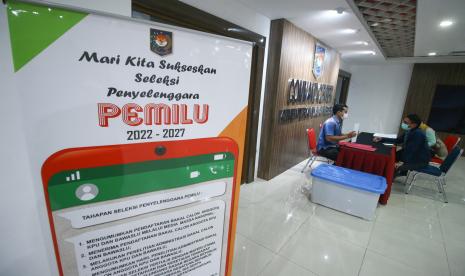 Bakal calon anggota KPU dan Bawaslu melakukan pendaftaran di Kementerian Dalam Negeri, Jakarta, Senin (18/10/2021). Pendaftaran calon anggota KPU dan Bawaslu mulai dibuka hari ini (18/10) sampai dengan 15 November 2021 mendatang. 