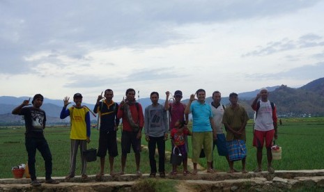  Bakal calon Bupati Bima dari jalur perseorangan Abdul Khayir (baju biru) bersama petani Kabupaten Bima