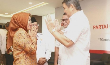 Bakal calon Bupati Serang, petahana Ratu Tatu Chasanah (kiri).