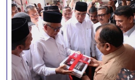 Bakal calon Gubernur Aceh Zaini Abdullah menyerahkan syarat dukungan KTP kepada Komisi Independen Pemilihan (KIP) Aceh.