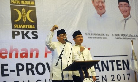 Bakal calon Gubernur Banten Wahidin Halim (kiri) didampingi balon Wagub Andika Hazrumi (kanan) memberi sambutan saat deklarasi pasangan Cagub Cawagub Banten 2017-2022 oleh DPW Partai Keadilan Sejahtera (PKS) Banten di Serang, Minggu (21/8). 