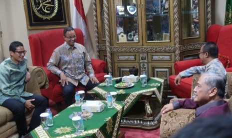 Bakal calon gubernur dan wakil gubernur DKI Jakarta, Anies Baswedan-Sandiaga Uno bersilaturahim ke kantor PP Muhamadiyah di Menteng, Jakarta Pusat, Senin (17/10). Anies dan Sandi ditemui Ketua Umum PP Muhammadiyah Haedar Nasir dan Sekjen PP Muhammadiyah Ab