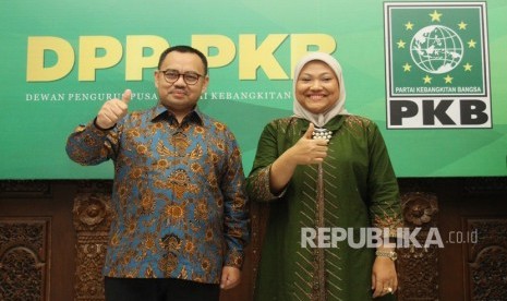 Bakal calon gubernur dan wakil gubernur Jawa Tengah Sudirman Said (kiri) dan Ida Fauziah mengacungkan jempol saat deklarasi Calon Gubernur dan Wakil Gubernur untuk Jawa Tengah yang diusung Partai PKB di Kantor DPP Partai Kebangkitan Bangsa (PKB), Jakarta, Selasa (9/1). 