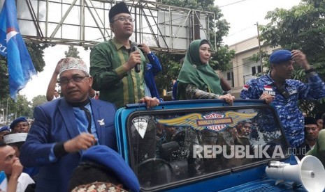 Bakal calon gubernur dan wakil gubernur NTB yang diusung Demokrat dan PKS, Zulkieflimansyah dan Siti Rohmi Djalilah menyapa ribuan pendukungnya usai proses verifikasi berkas pendaftaran di Kantor KPU NTB, Rabu (10/1) sore.