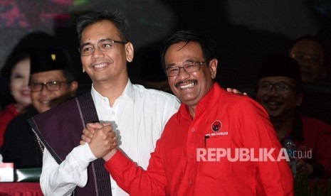 Calon Gubernur dan Wakil Gubernur Sumut Djarot Saiful Hidayat (kanan) dan Sihar Sitorus berjabat tangan.