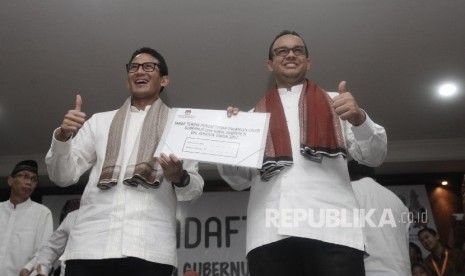 Bakal calon gubernur DKI Anies Baswedan (kanan) dan bakal cawagub Sandiaga Uno