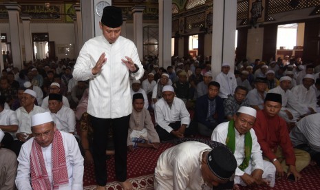 Bakal calon Gubernur DKI Jakarta Agus Harimurti Yudhoyono menjalankan salat sunah sebelum melakukan ibadah salat Jumat di Masjid Luar Batang, Jakarta, Jumat (21/10). 