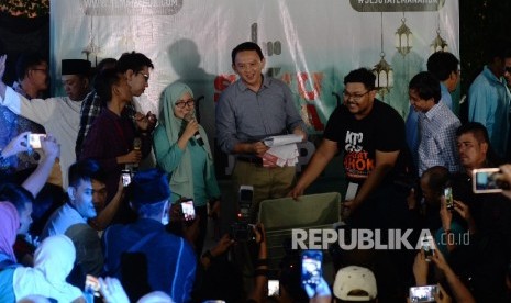 Bakal calon Gubernur DKI Jakarta Basuki Tjahaja Purnama hadir dalam acara dukungan warga Jakarta kepadanya di Sekretariat Teman Ahok, Jakarta, Ahad (19/6).